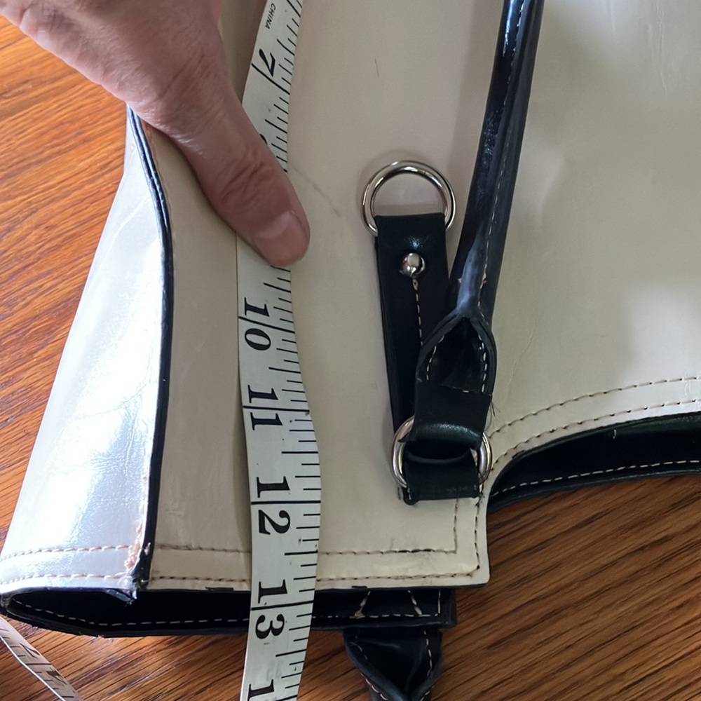 CREAM BLACK BAG WITH 6 TOTAL COMPARTMENTS 2 THAT ZIP WITH A SNAP CLOSURE - Picture 4 of 8